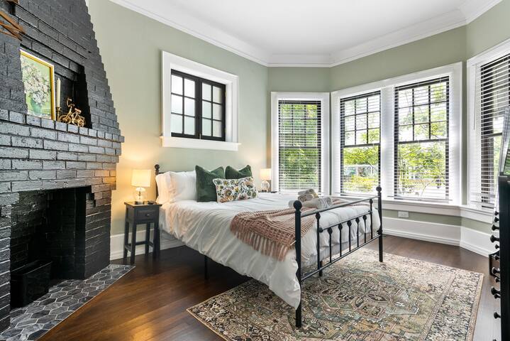 Franklin Conservatoire Mansion- Free Parking! gallery image 3