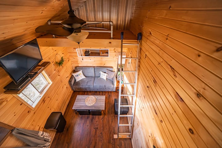 独立した入り口を備えた鏡付き寝室。それぞれにクイーンサイズベッドとロフト付きツインベッドが備わっています