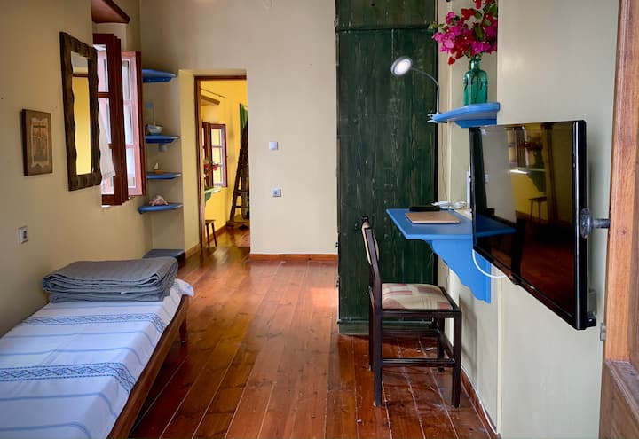 Dormitorio con espacio de trabajo exclusivo y amplio espacio en el armario