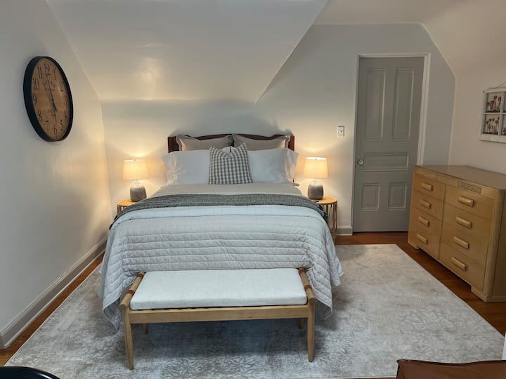 Მეორე სართულის საძინებელი (მიმაგრებულია ოთახში ორი ტყუპი საწოლით)