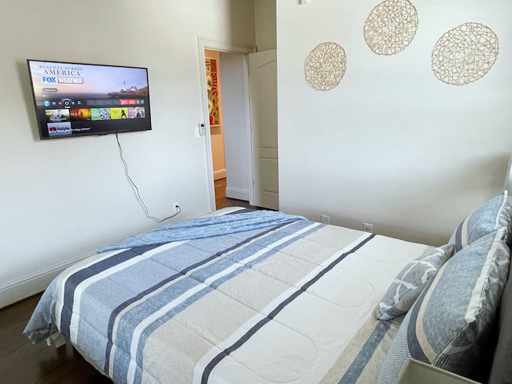 Kitanda cha Malkia, mpya kabisa 45 inch Smart TV. Godoro jipya la 12 inch la kumbukumbu ya povu la Malkia