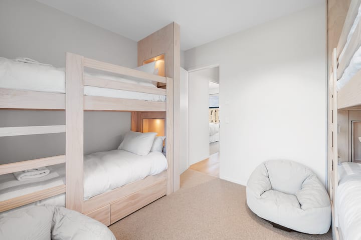 Ces lits superposés sont super confortables, sans oublier qu'ils ont des lumières individuelles et des ports de recharge !