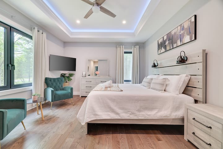 Bedroom # 4 - Master bedroom with king size bed, mood uplighting tray ceiling, TV, and seating area
