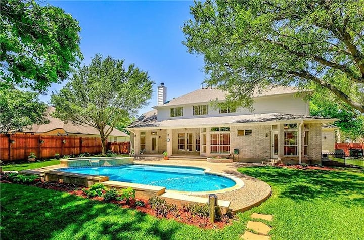 Spacious Oasis with Large Pool and Game Room