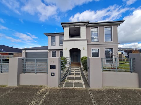 Stylish Home in Geelong for Large Family or Group
