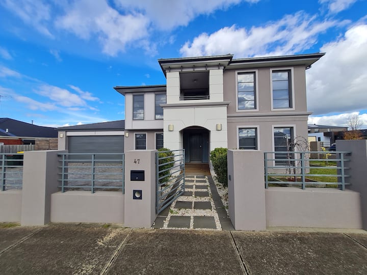 Stylish Home in Geelong for Large Family or Group