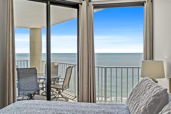 חדר שינה ראשי/וילונות האפלה.