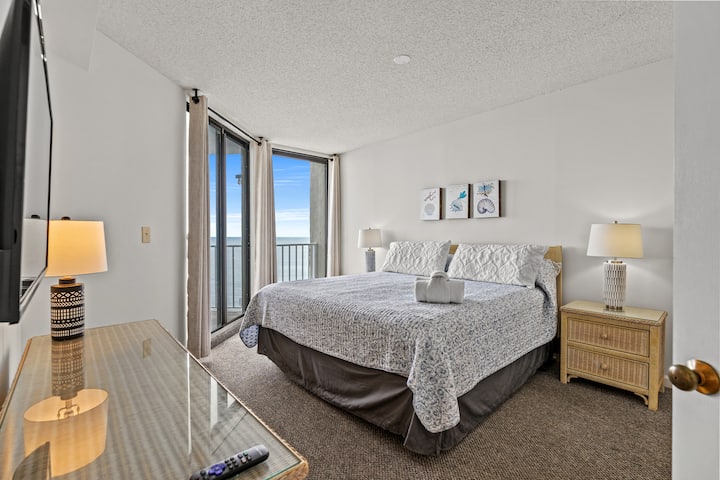 חדר שינה ראשי/גישה למרפסת/
מיטת קינג סייז/טלוויזיה חכמה.