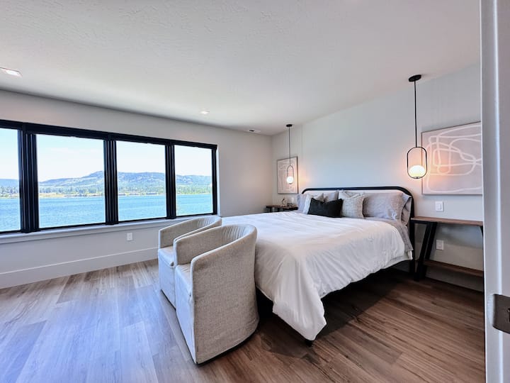 חדר שינה עם מיטת קינג.
בכל חדר שינה יש טלוויזיה, שעון מעורר עם יציאות USB, אחסון בגדים, תריסים להחשיך