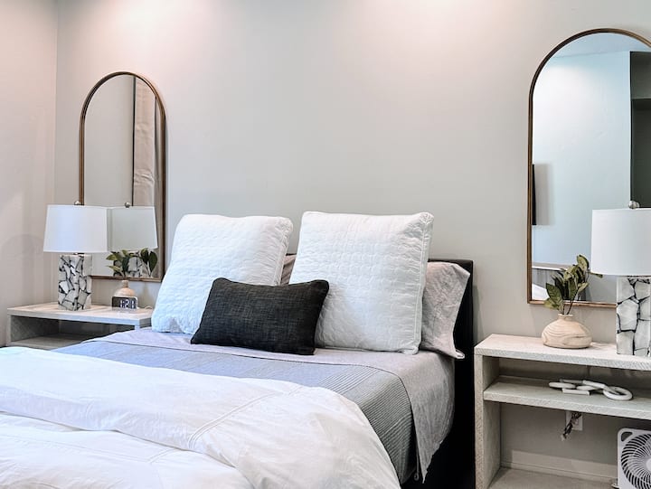 חדר שינה בקומה הראשונה.  יכול להכיל 4 אורחים בסך הכול עם ספה נפתחת של מיטת קווין סייז בפינת ישיבה בחדר השינה.
טלוויזיה, שעון מעורר עם יציאות USB, מאווררים, וילונות מחשיכים בחדר