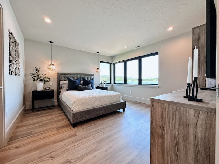 BEDROOM -
טלוויזיה, תריסים שחורים, מצעים נעימים, אחסון בגדים