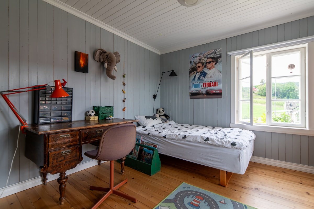 - Chumba cha bluu kina kitanda kimoja cha sentimita 120. Pia kuna nafasi ya godoro sakafuni ikiwa inahitajika -