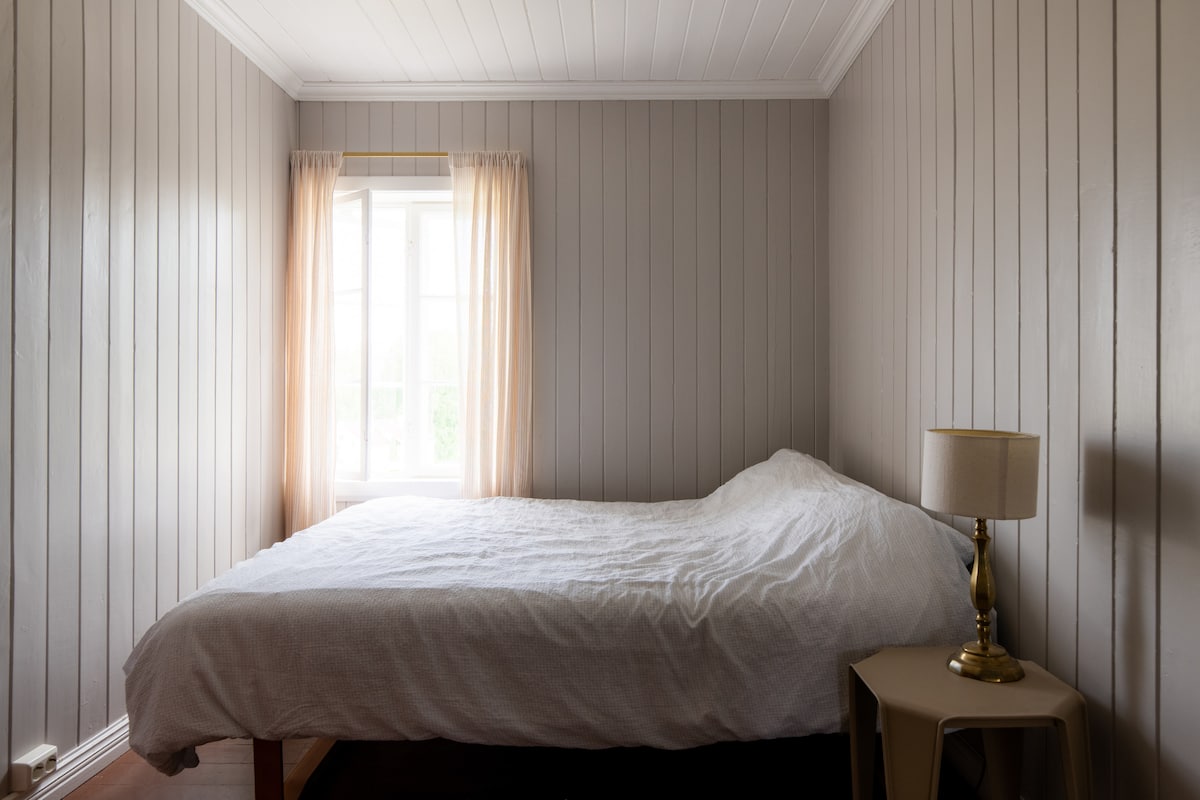 - Chumba cha kijivu kina kitanda cha sentimita 150 - 