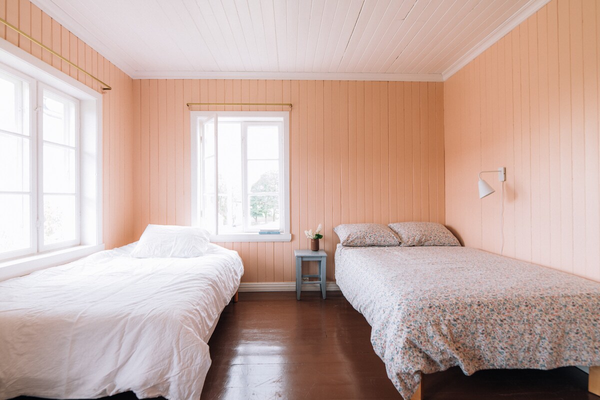 - Chumba cha rangi ya waridi kina kitanda cha sentimita 2 * 120. Pia kuna nafasi ya godoro sakafuni na kitanda cha mtoto ikiwa inahitajika - 