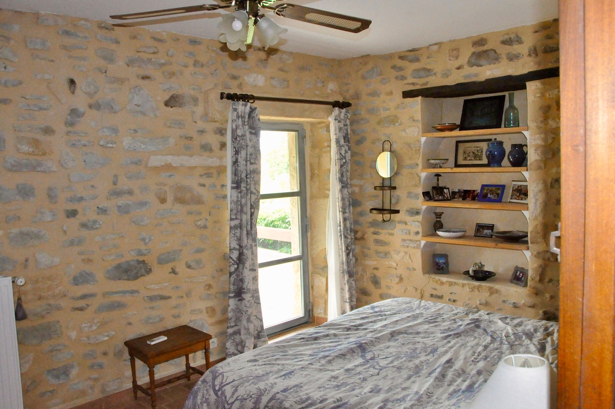 חדר שינה בקומה הראשונה עם מיזוג אוויר 