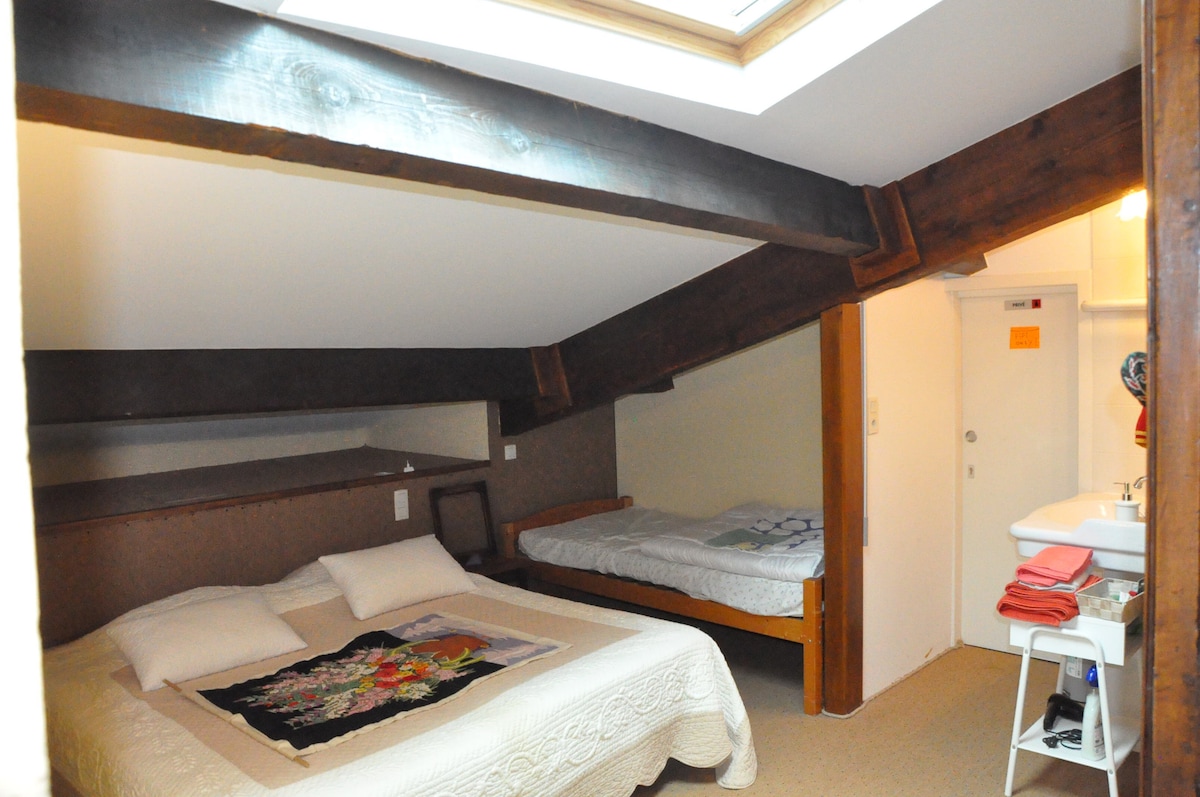 חדר עם מיזוג אוויר במקלחת, כיור ושירותים נפרדים 