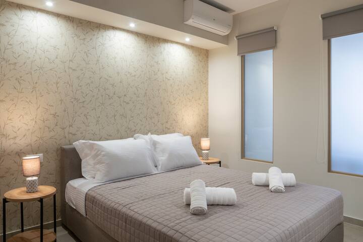 Divine 2BD Apartment by IVY Vacation Rentals