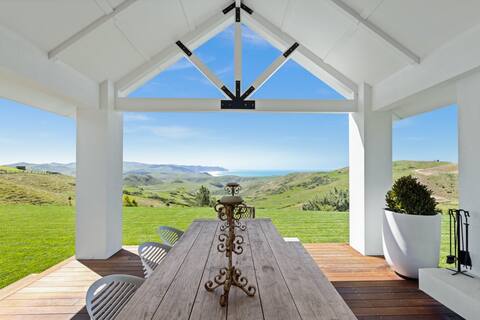 Luxurious Beach Views, New Modern Home w King Beds