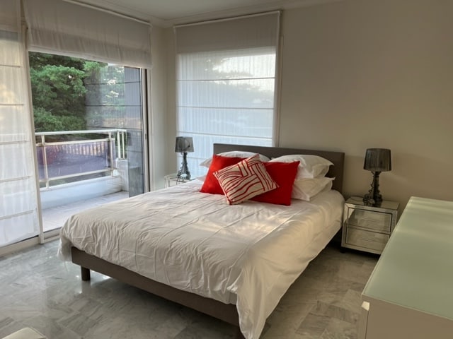 1. apartman Glavna spavaća soba s krevetom 160 cm, terasom i tuš kabinom zatvoreno WC-om, roletnama i klima-uređajem