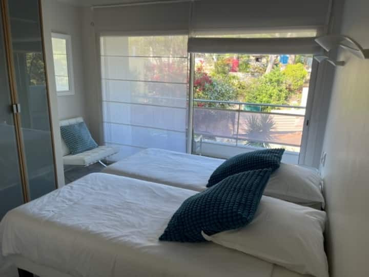 2. suite med 2 senge på 90 cm + påklædningsværelse + lukket brusebad + toilet + terrasse, rulleskodder, aircondition