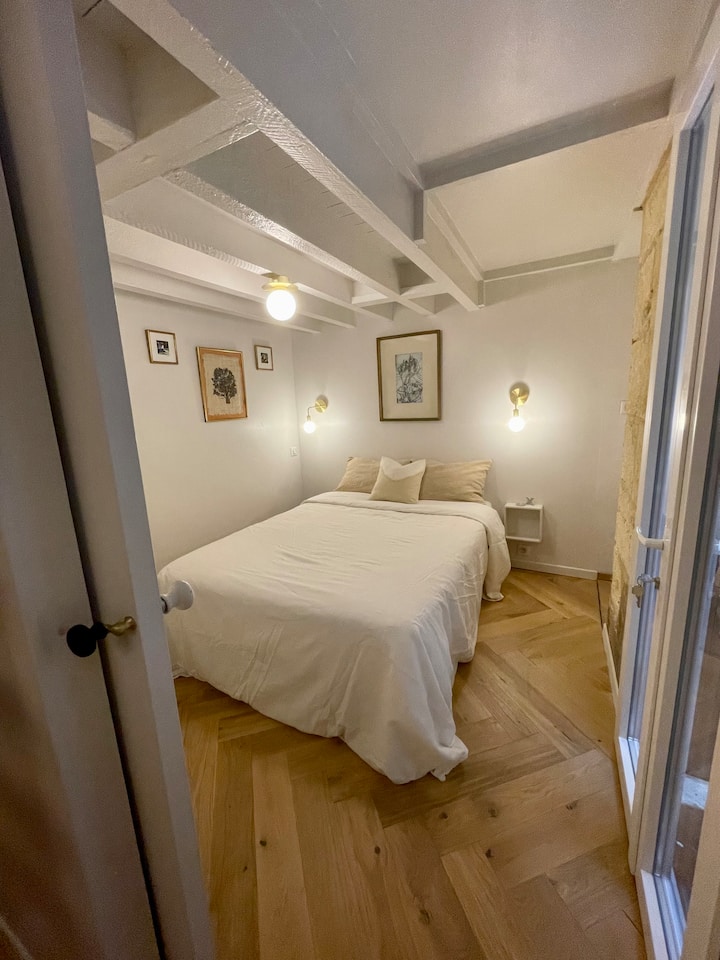 Спалната соба се наоѓа под канцеларијата на мезанинот и има врата која води кон поплочениот двор