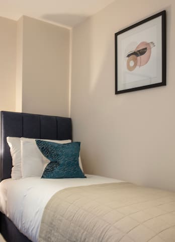 Westminster Stylish Two Bed Two Bath with Air-Con gallery image 5