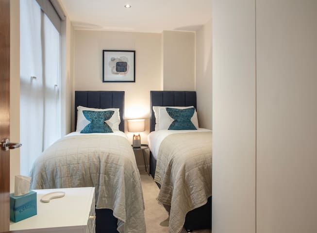 Westminster Stylish Two Bed Two Bath with Air-Con gallery image 3