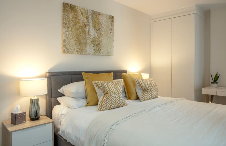 Westminster Stylish Two Bed Two Bath with Air-Con gallery image 2