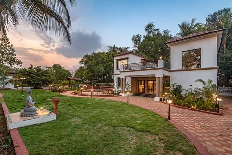 Riverfront Manor, 5-BDR pool villa by Pej River