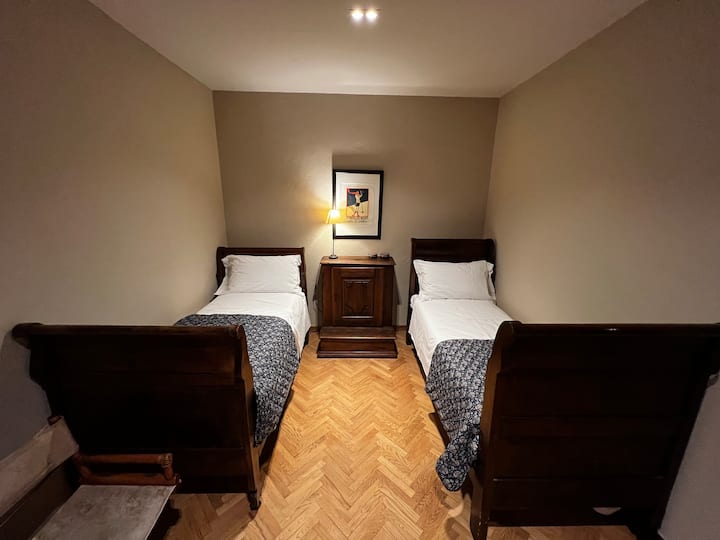 მე-2 საძინებელი 2 ერთადგილიანი საწოლით