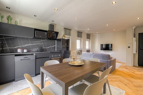 Renewed two-bedrooms with balcony/parking, Écully