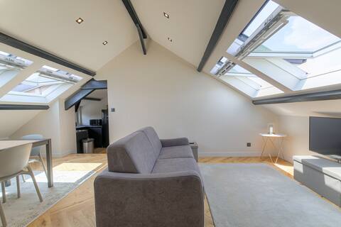 Charming one-bedroom attic with parking, Écully