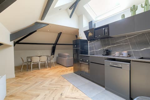 Spacious 2-bedrooms apartment w/ parking, Écully