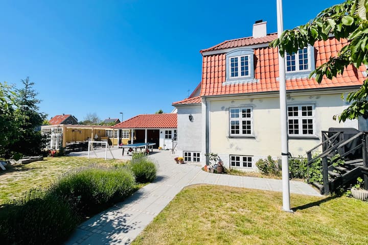 Familieidyl: Strand-hus ved By, Metro og Lufthavn