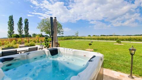 Beautiful renovated longère jacuzzi south Tours 8 p./4 hp.