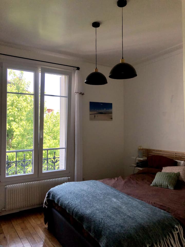 Glavna spavaća soba s pogledom na vrt. Krevet 160