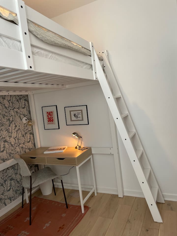 Malá spálňa s priestorom na písací stôl a prístupom k medziposchodovej posteli