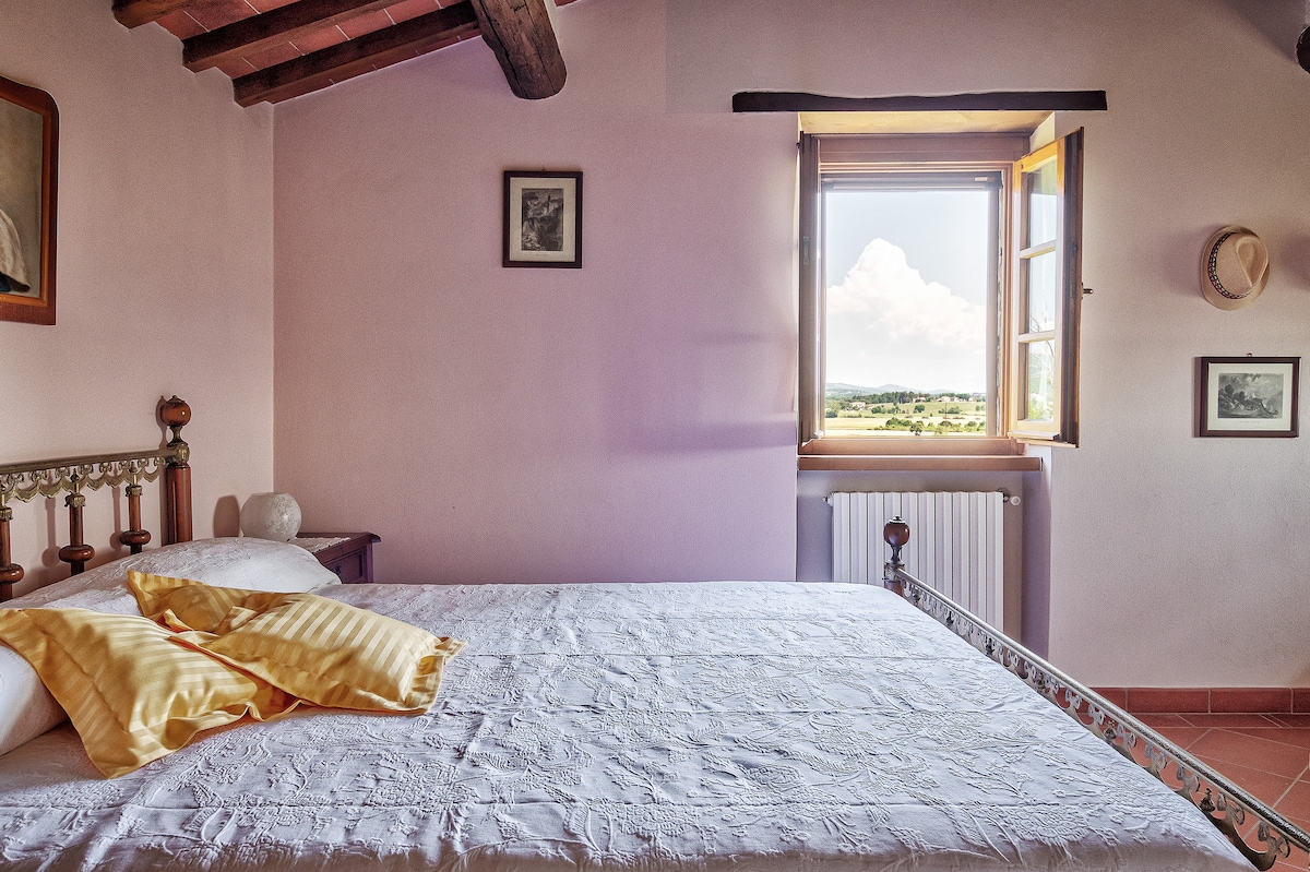 Chambre double avec salle de bain privée.