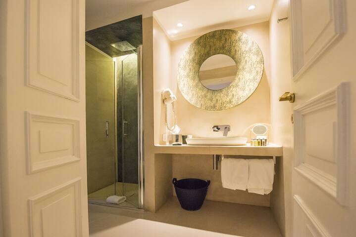 King Suite With balcony gallery image 3