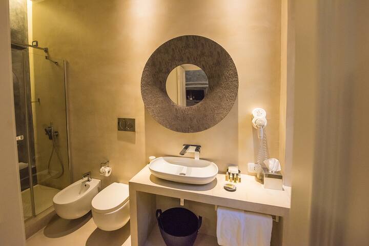 King Suite With balcony gallery image 5