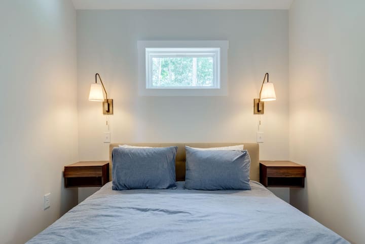 Примарна спална соба, со приклучена целосна бања