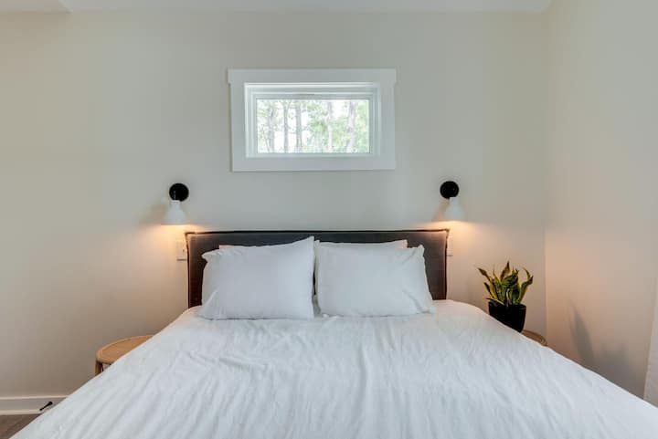 Втора спална соба (заедничка бања во ходникот)