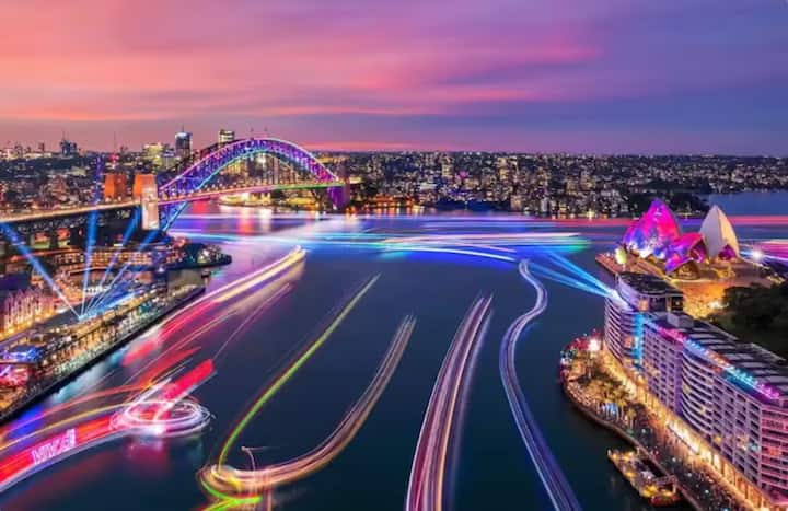 The bustling Circular Quay has incredible views, amazing bars, cafes and top class restaurants with excellent service.