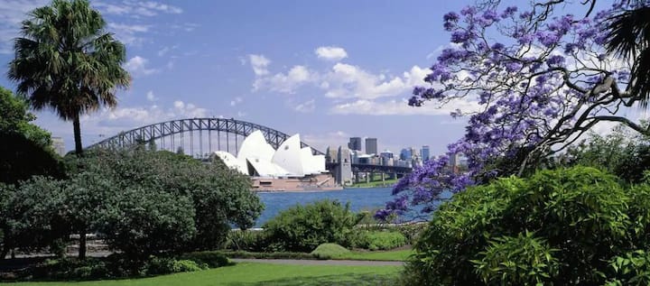 Take a stroll to some of the world's most popular landmarks, through the amazing Botanic Gardens. You will find rare plants and a peaceful place in the busy city.