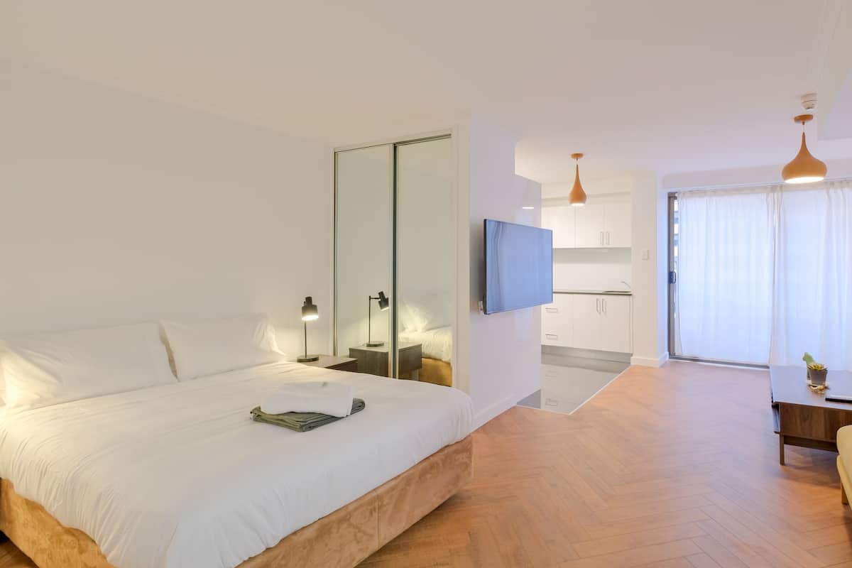 Very comfortable queen size bed with freshly pressed hotel style linen.