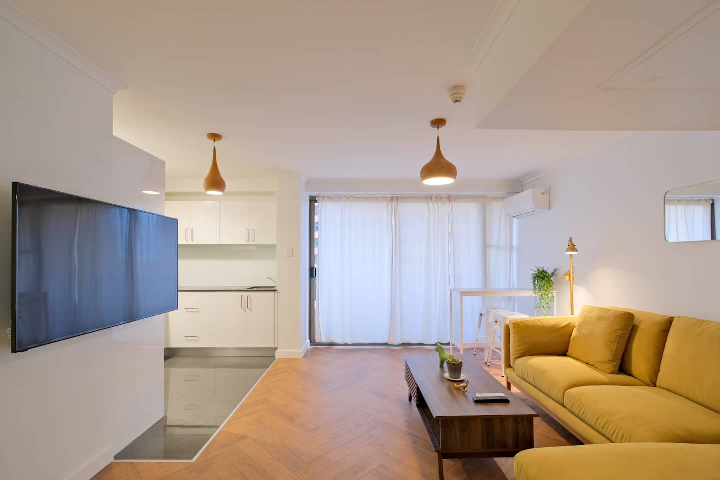 Hyde Park studio w/ balcony