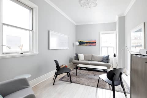 Top Airbnb: Serene Home in Harbord Village in University—Rosedale