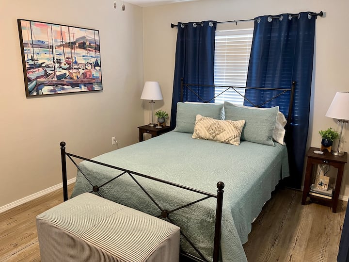 Втората спалня предлага двойно легло queen size, две нощни шкафчета пейка и голям килер със стелажи за багаж.