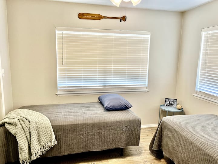 Третата спалня разполага с две единични легла, нощно шкафче и вентилатор на тавана.  Осигурени са също гардероб и рафтове за багаж.