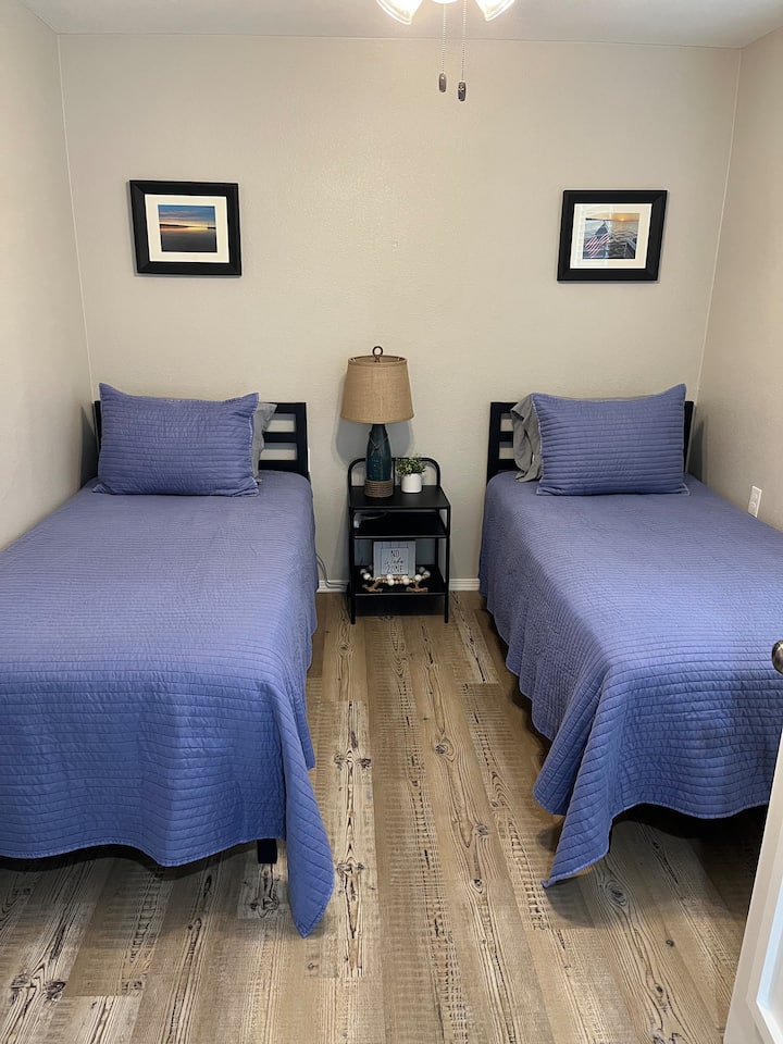 Четвърта спалня от стаята за игри, разполага с две единични легла, нощно шкафче и вентилатор на тавана. Осигурени са също гардероб и рафтове за багаж.